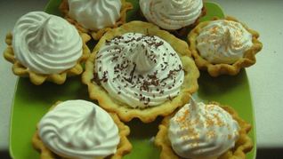 Корзиночки с бананами и белковым кремом