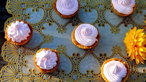 корзиночки с яблочным пюре и белковым кремом