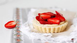 Корзиночки с заварным кремом и клубникой