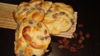 Ленивые булочки с заварным кремом и изюмом