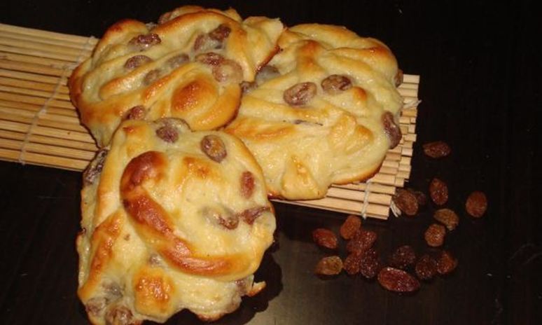 Рецепт ленивых булочек с заварным кремом и изюмом