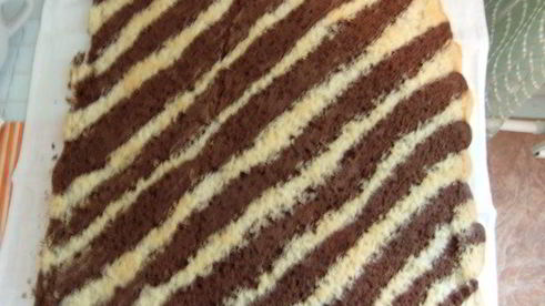 полосатый рулад с шоколадным кремом