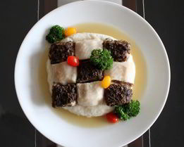 Шахматная доска из рыбы с кремом басмати и грибным фюме