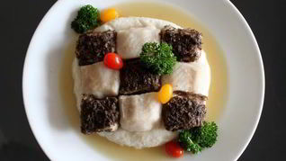 Шахматная доска из рыбы с кремом басмати и грибным фюме