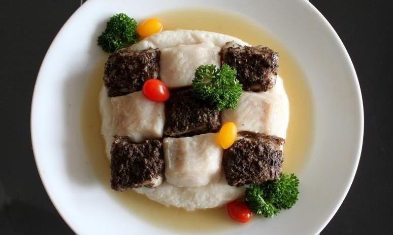 Рецепт шахматной доски из рыбы с кремом басмати и грибным фюме