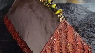 Шоколадный бисквит с кремом и фисташками