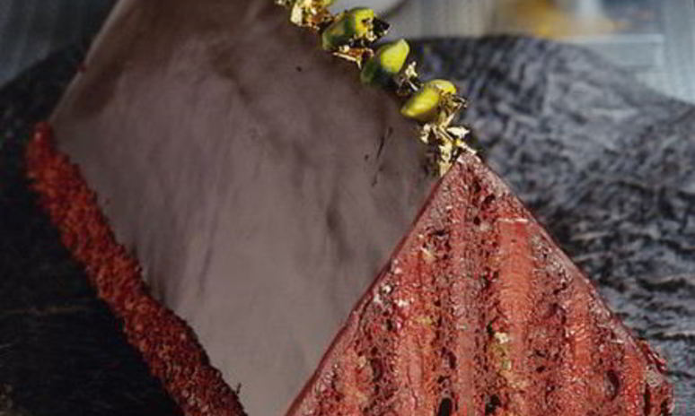 Рецепт шоколадного бисквита с кремом и фисташками