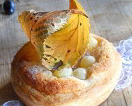 Слоеные корзинки с виноградом и миндальным кремом