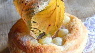 Слоеные корзинки с виноградом и миндальным кремом