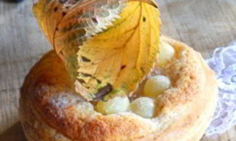 Рецепт слоеных корзинок с виноградом и миндальным кремом