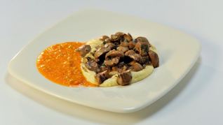 Телячьи почки с полентой и кремом из паприки