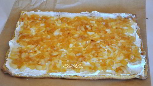 тыквенный рулет со сливочным кремом и карамельными яблочками