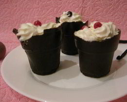 Ванильный крем в шоколадных стаканчиках