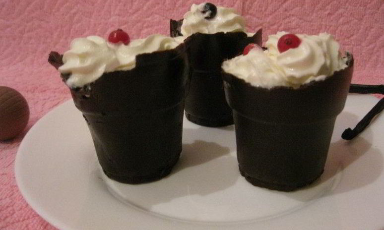 Рецепт ванильного крема в шоколадных стаканчиках