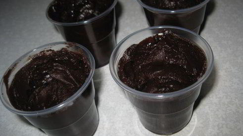 ванильный крем в шоколадных стаканчиках