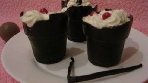 ванильный крем в шоколадных стаканчиках