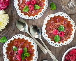 Запеченный шоколадный крем с малиной