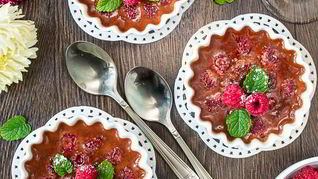 Запеченный шоколадный крем с малиной