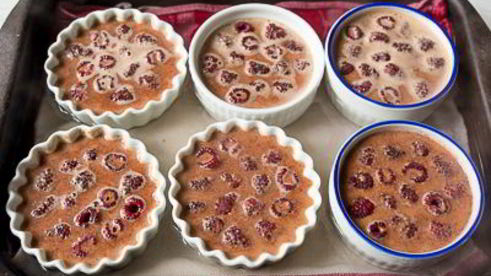 запеченный шоколадный крем с малиной