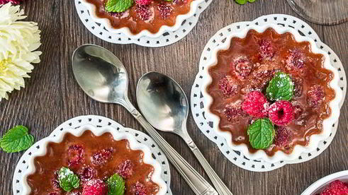 запеченный шоколадный крем с малиной