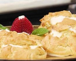 Заварные булочки с кремом и клубникой