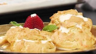 Заварные булочки с кремом и клубникой