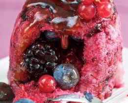 Летний хлебный пудинг с ягодами