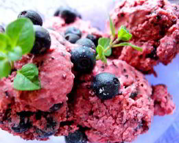 Черничное мороженое из сметаны