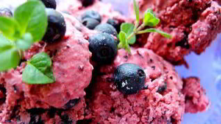 Черничное мороженое из сметаны
