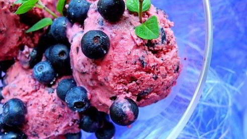 черничное мороженое из сметаны