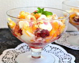 Десерт из мороженого с персиками и малиной