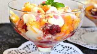 Десерт из мороженого с персиками и малиной