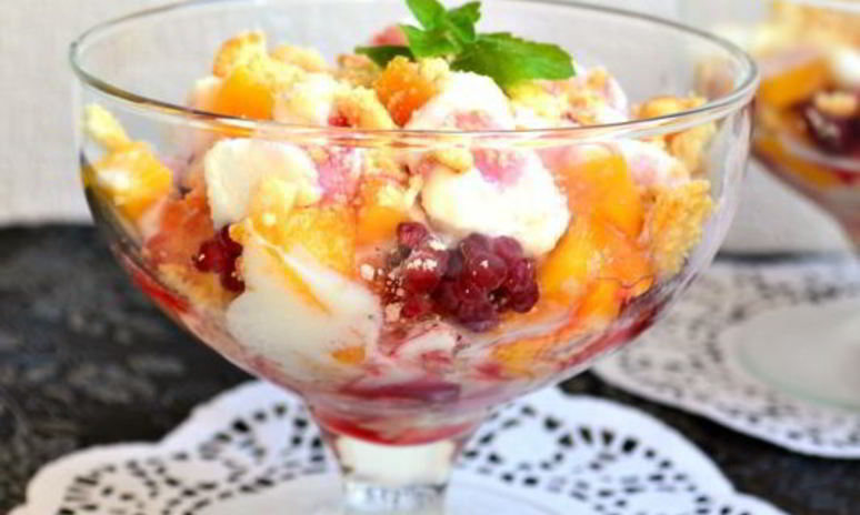 Рецепт десерта из мороженого с персиками и малиной