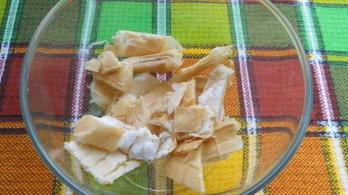 десерт из мороженого с персиками и малиной