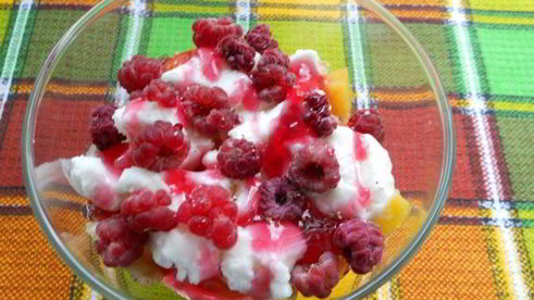 десерт из мороженого с персиками и малиной