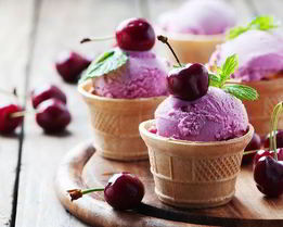 Домашнее мороженое со свежей черешней
