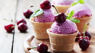 Домашнее мороженое со свежей черешней