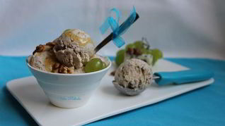 Грушевое мороженое с голубым сыром и грецкими орехами