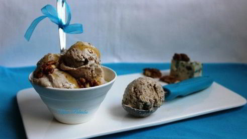 грушевое мороженое с голубым сыром и грецкими орехами