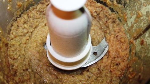 грушевое мороженое с голубым сыром и грецкими орехами