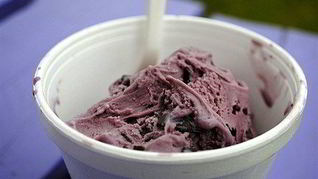 Йогуртовое малиновое мороженое с шоколадными чипсами