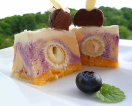 Мангово-черничное мороженое с конфетами Рафаэлло с шоколадными шариками