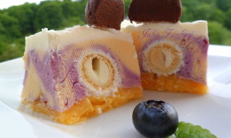 Рецепт мангова-черничного мороженого с конфетами рафаэлло с шоколадными шариками