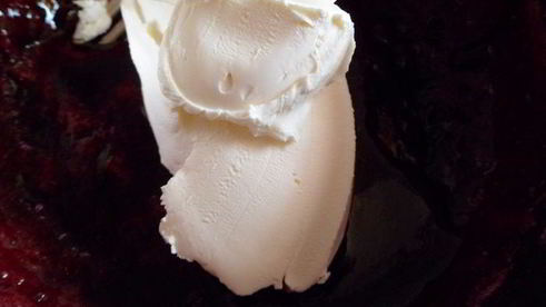 мангово-черничное мороженое с конфетами рафаэлло с шоколадными шариками