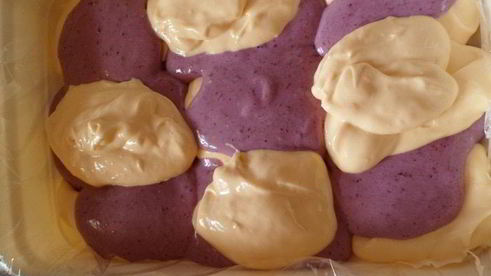 мангово-черничное мороженое с конфетами рафаэлло с шоколадными шариками