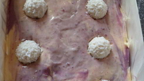 мангово-черничное мороженое с конфетами рафаэлло с шоколадными шариками