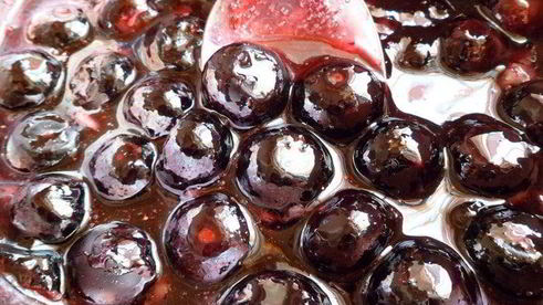 мангово-черничное мороженое с конфетами рафаэлло с шоколадными шариками