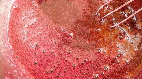 мангово-черничное мороженое с конфетами рафаэлло с шоколадными шариками