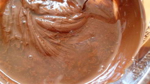 мангово-черничное мороженое с конфетами рафаэлло с шоколадными шариками