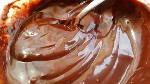 мангово-черничное мороженое с конфетами рафаэлло с шоколадными шариками